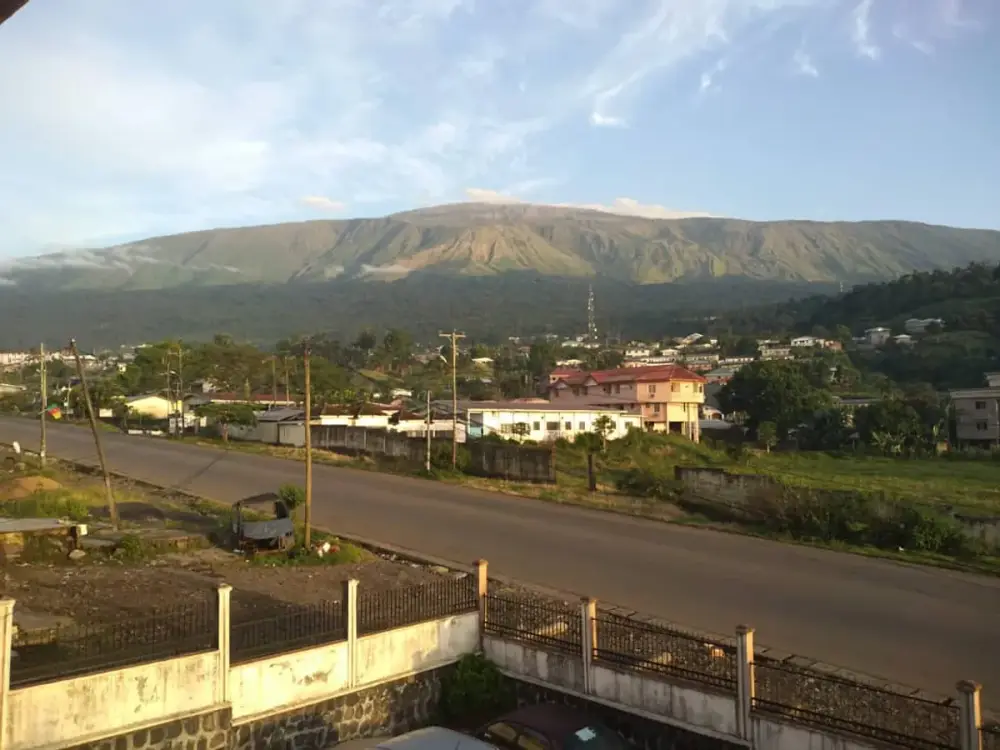 Le mont Cameroun vu de Buea · Photo Yona Tientcheu · CC BY-SA 4.0 Le mont Cameroun vu de Buea