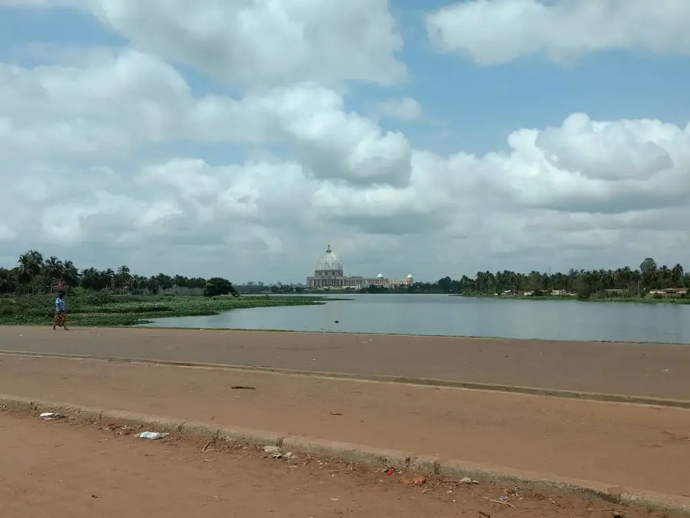 Basilique Notre-Dame-de-la-Paix, Yamoussoukro · Photo Gregor Rom · CC BY-SA 4.0 Basilique Notre-Dame-de-la-Paix, Yamoussoukro